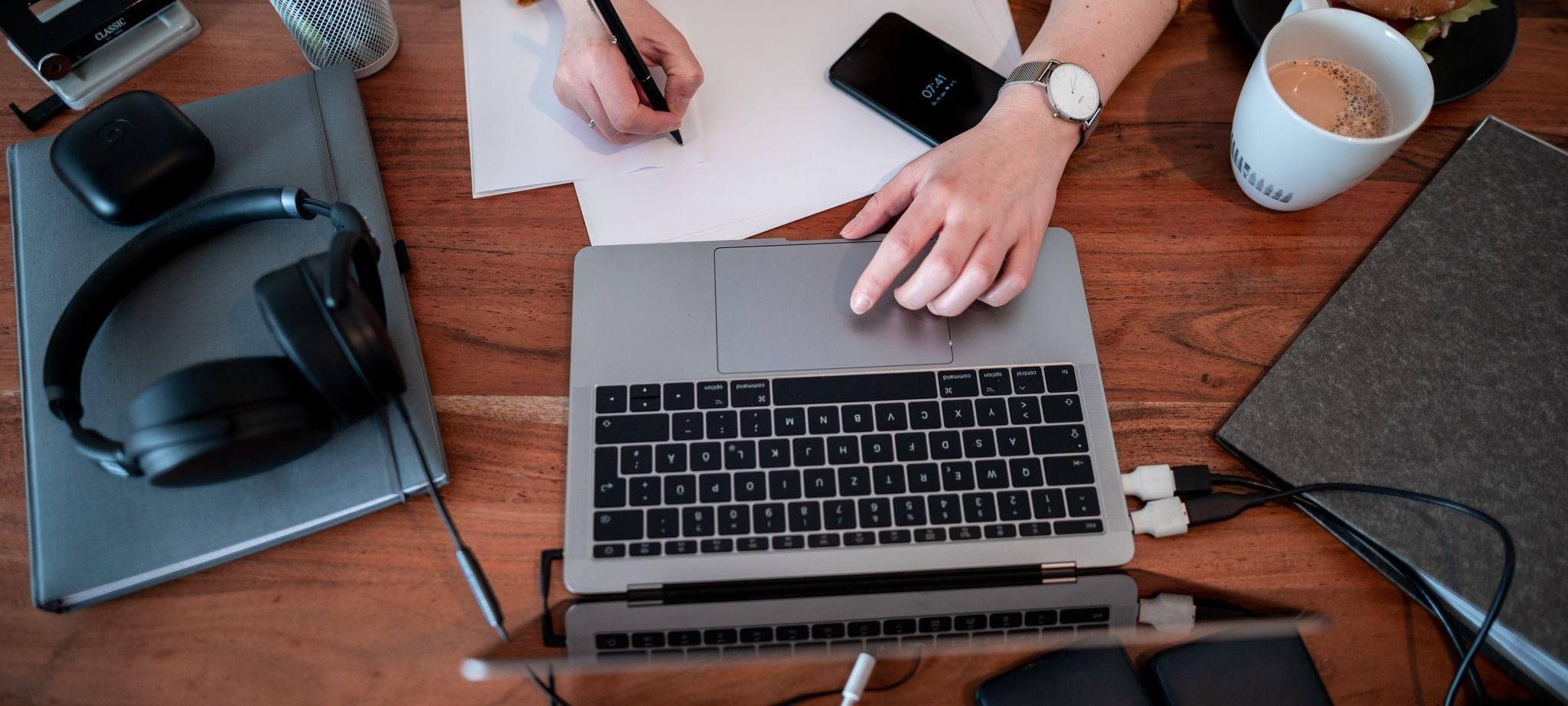 Frau arbeitet an einem Laptop