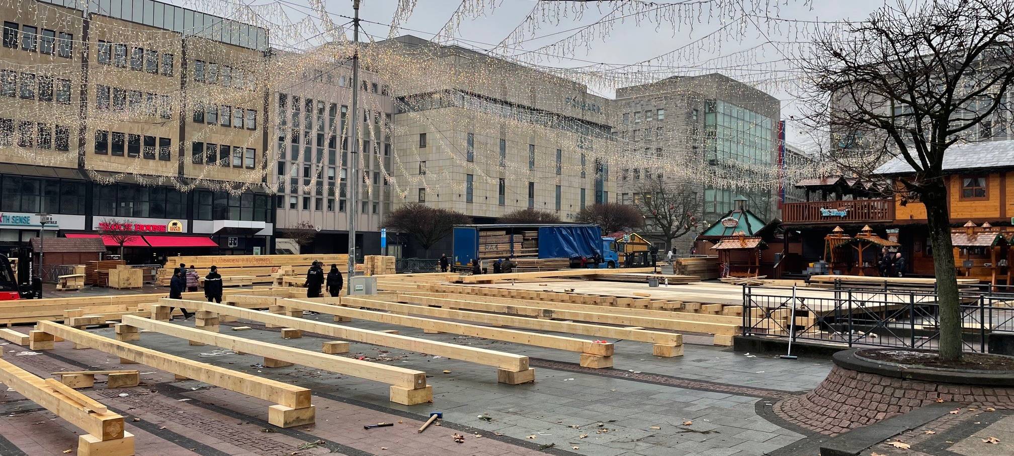 Aufbau der Eisbahn in Essen auf dem Kennedyplatz startet