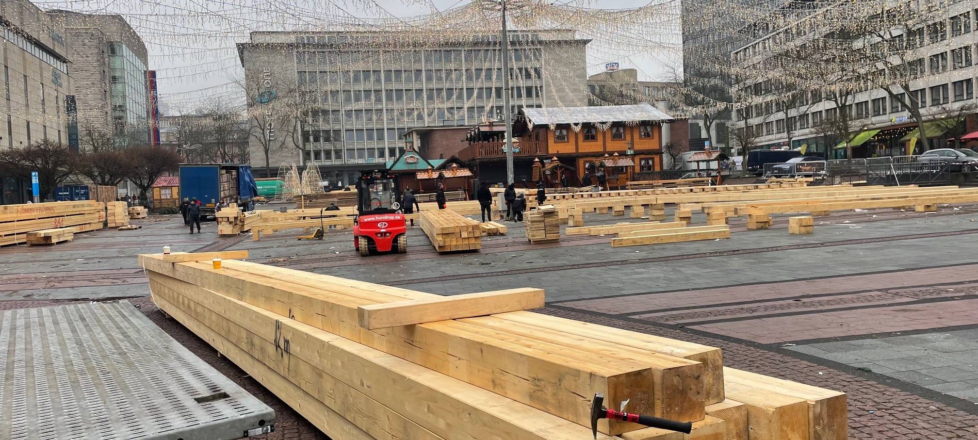 Aufbau der Eisbahn in Essen auf dem Kennedyplatz startet