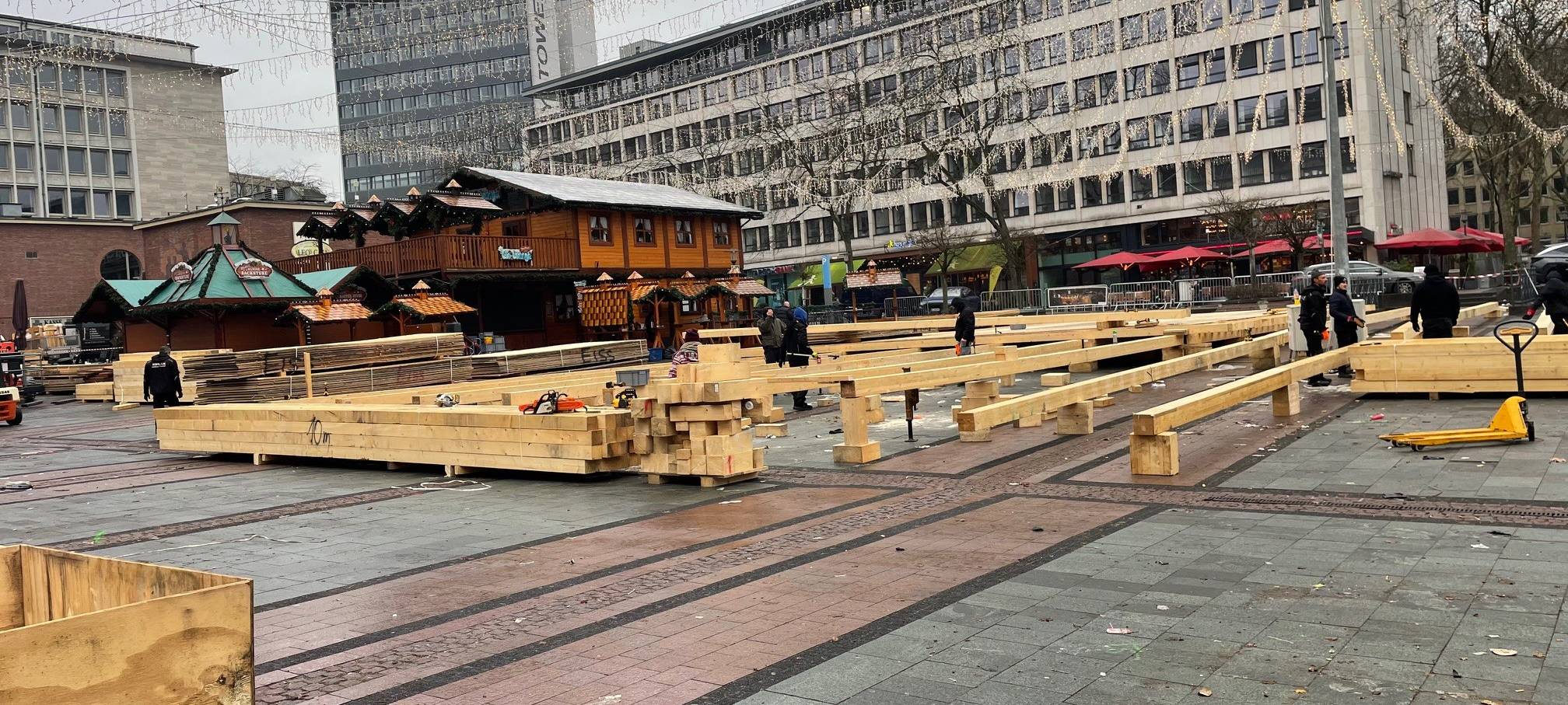 Aufbau der Eisbahn in Essen auf dem Kennedyplatz startet