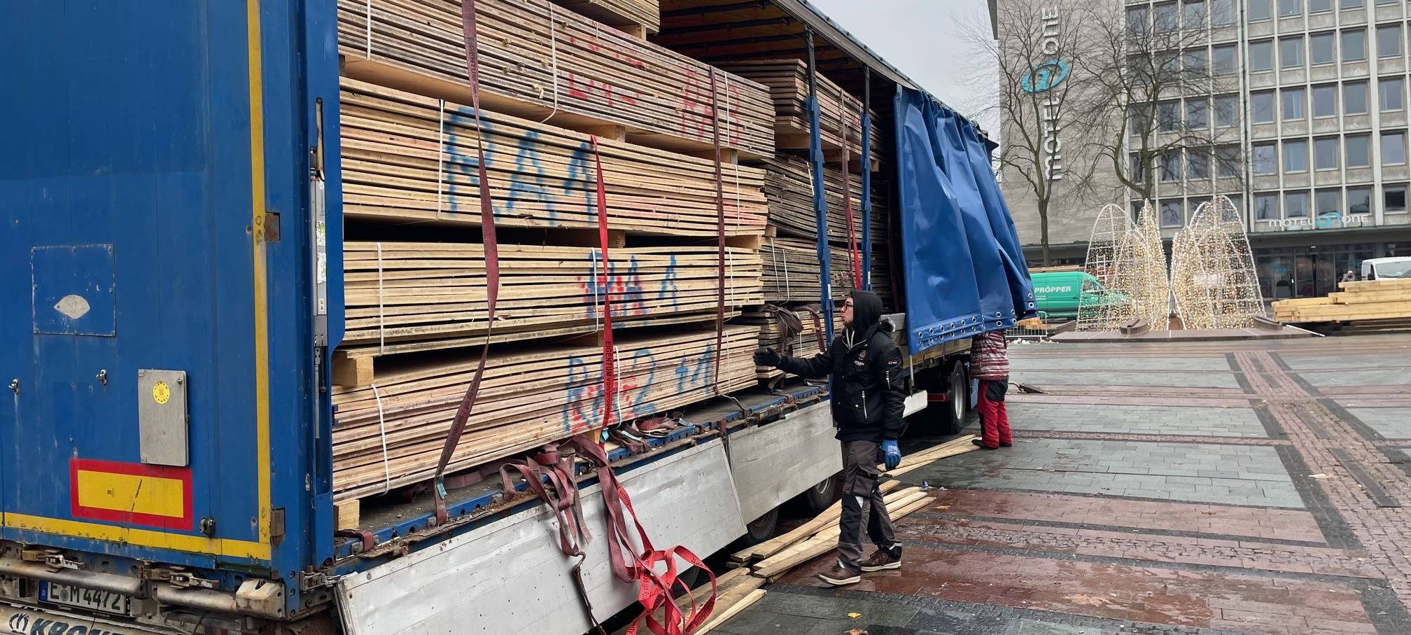 Aufbau der Eisbahn in Essen auf dem Kennedyplatz startet