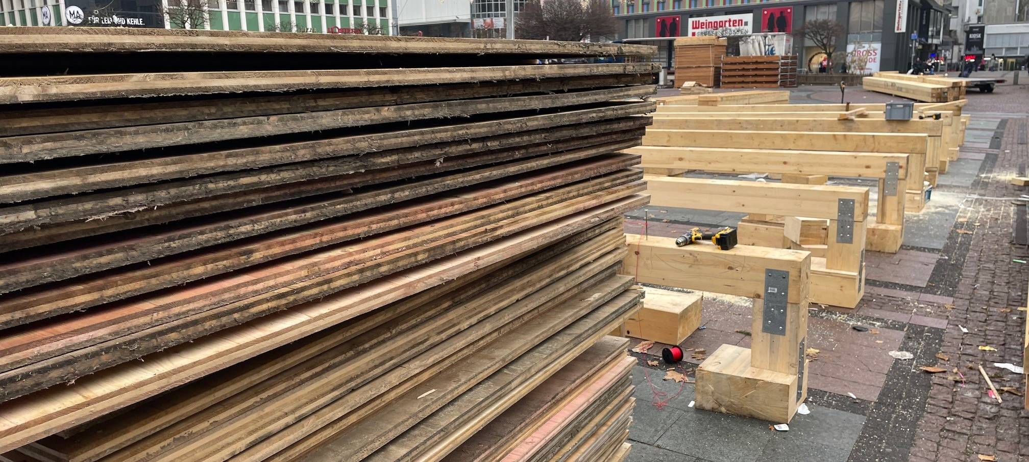 Aufbau der Eisbahn in Essen auf dem Kennedyplatz startet