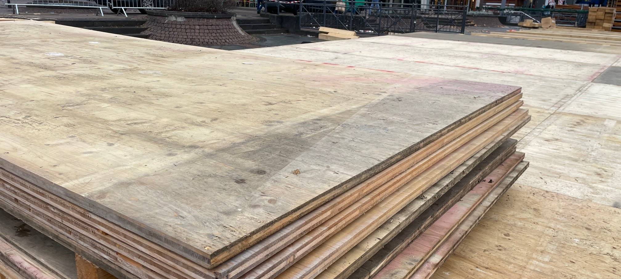 Aufbau der Eisbahn in Essen auf dem Kennedyplatz startet