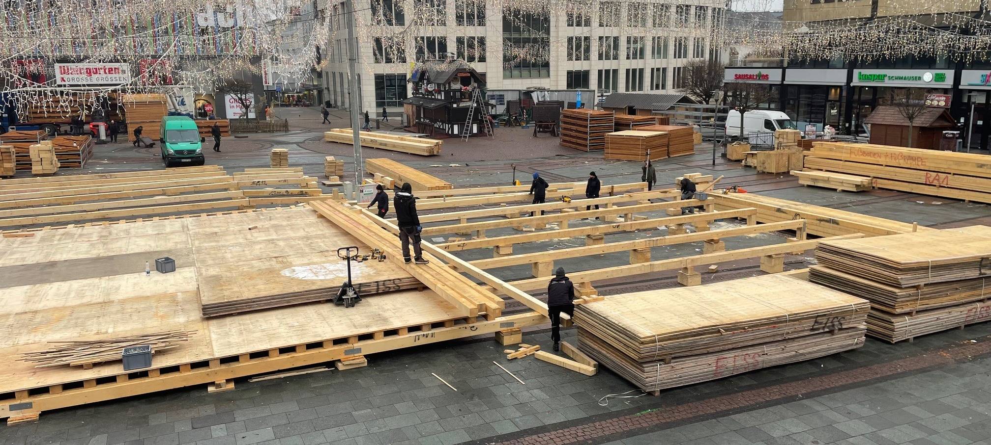 Aufbau der Eisbahn in Essen auf dem Kennedyplatz startet
