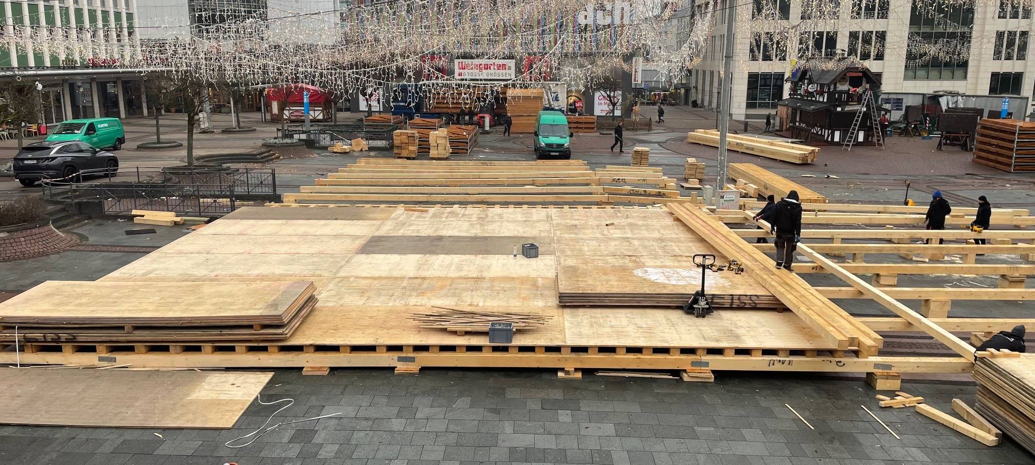 Aufbau der Eisbahn in Essen auf dem Kennedyplatz startet