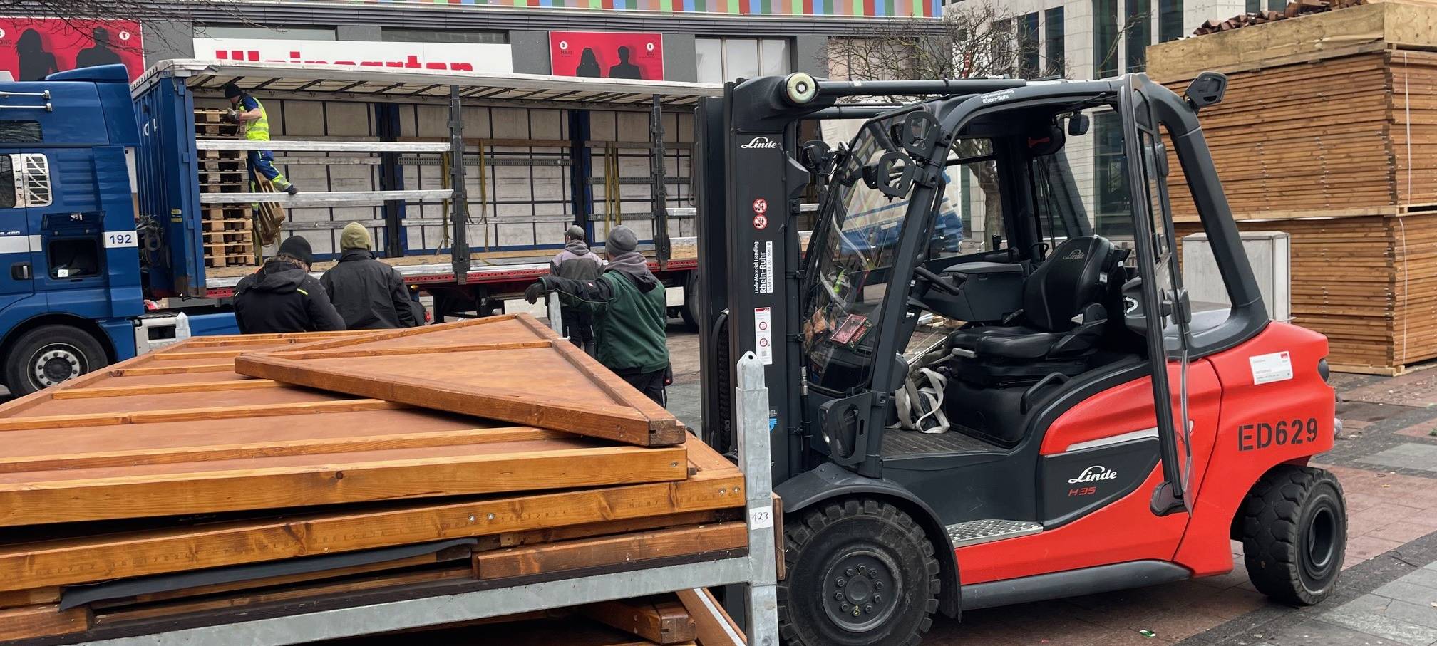 Aufbau der Eisbahn in Essen auf dem Kennedyplatz startet