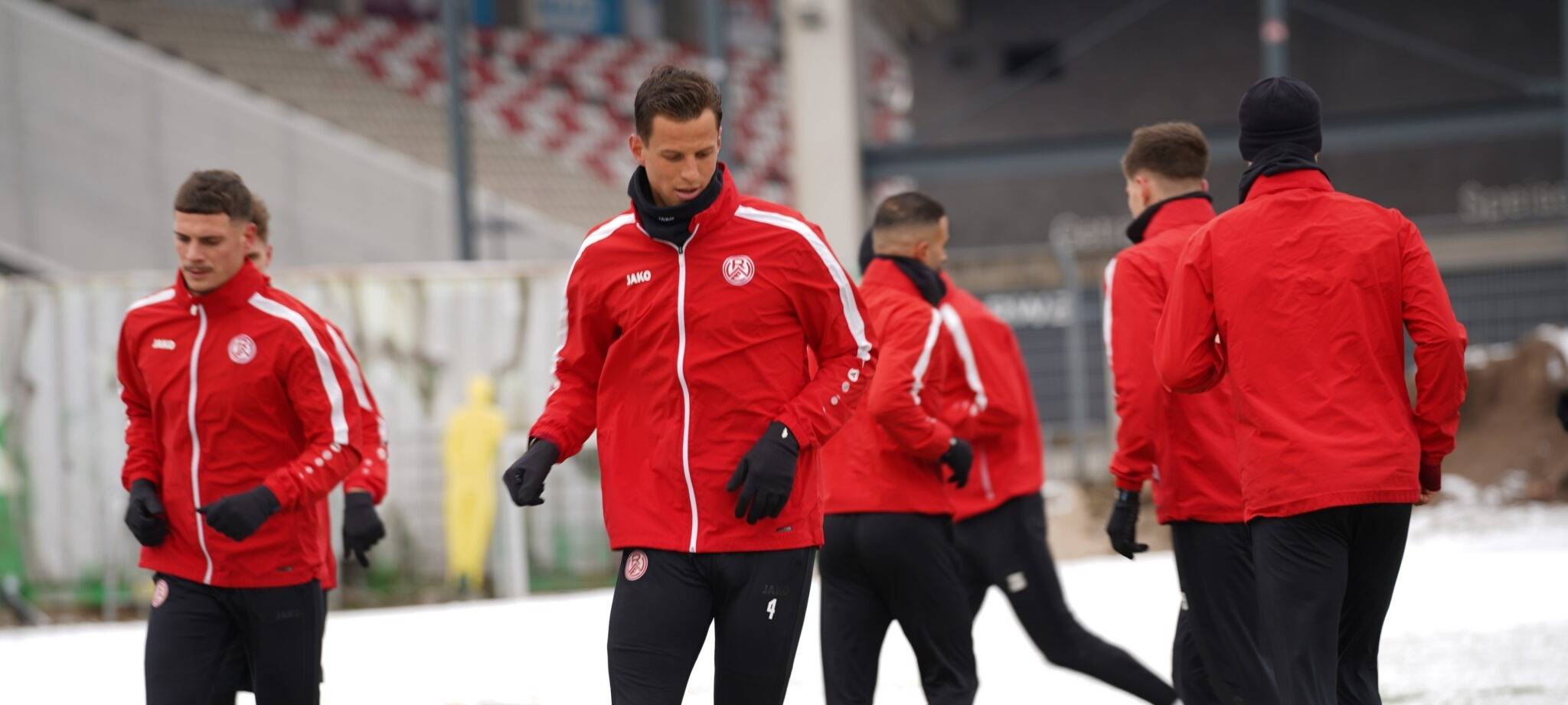 Michael Schultz am Ball beim verschneiten Trainingsauftakt in Essen.