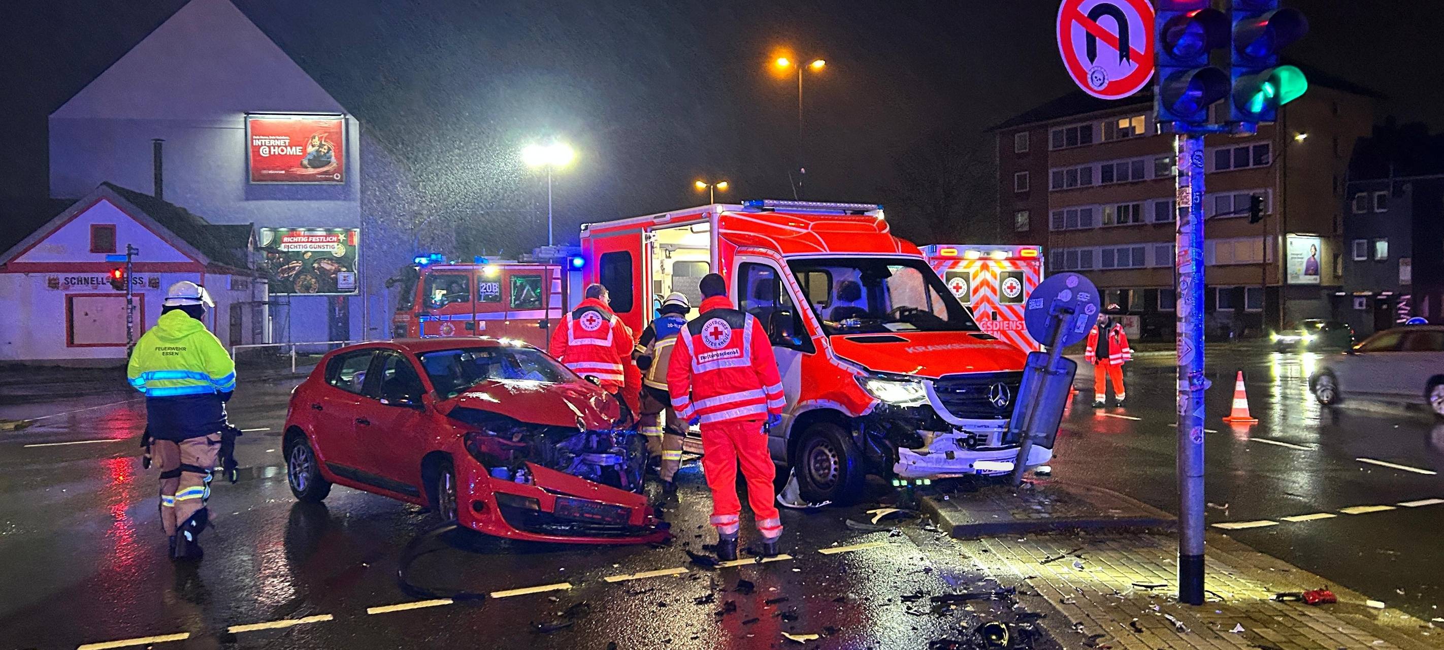 Krankenwagen und Auto in Essen zusammengeknallt