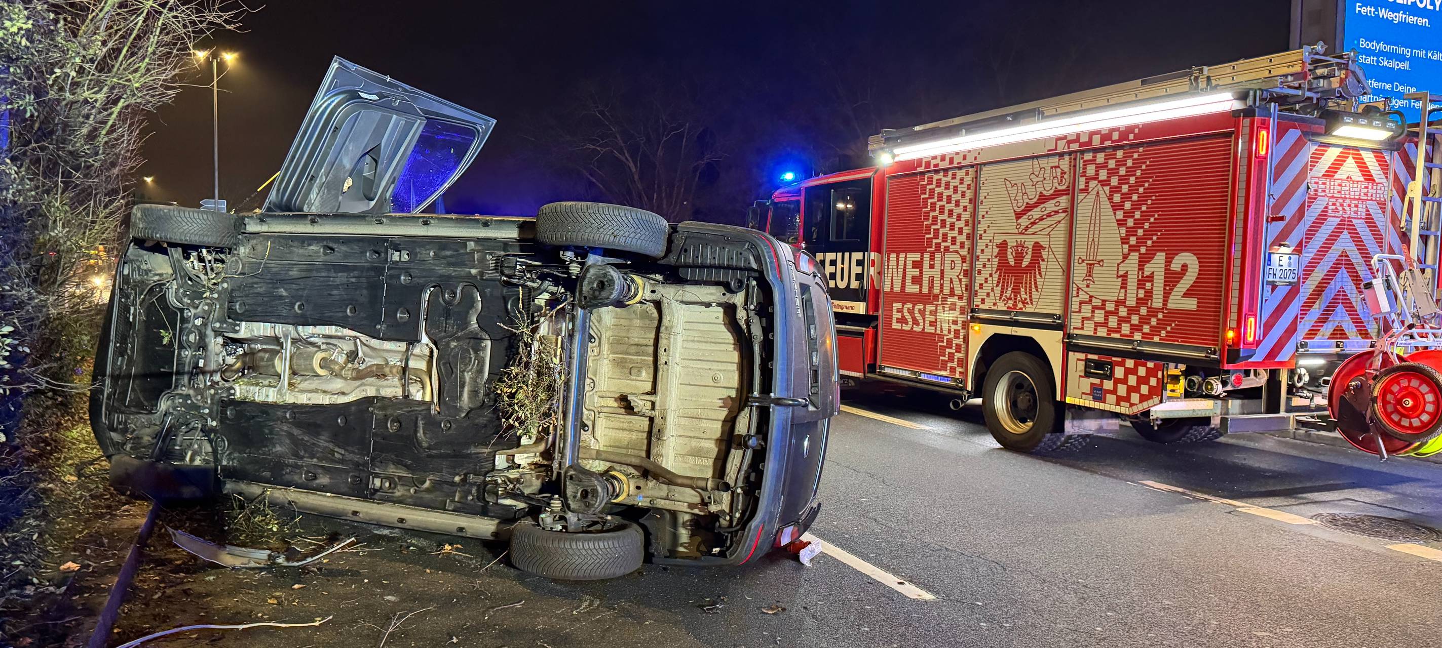 Unfall in Essen: Auto landet auf der Seite