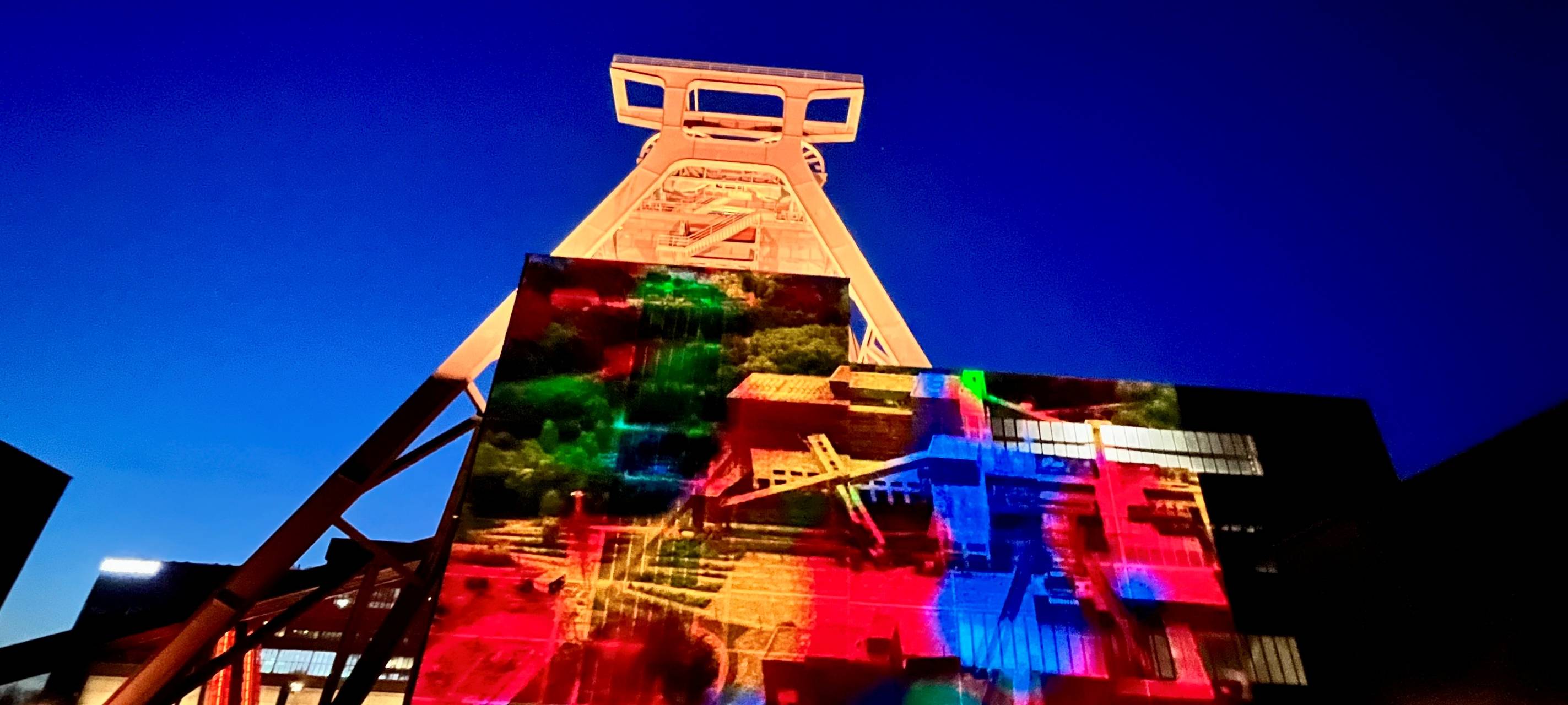 Zollverein in Essen leuchtet für Olympische Spiele