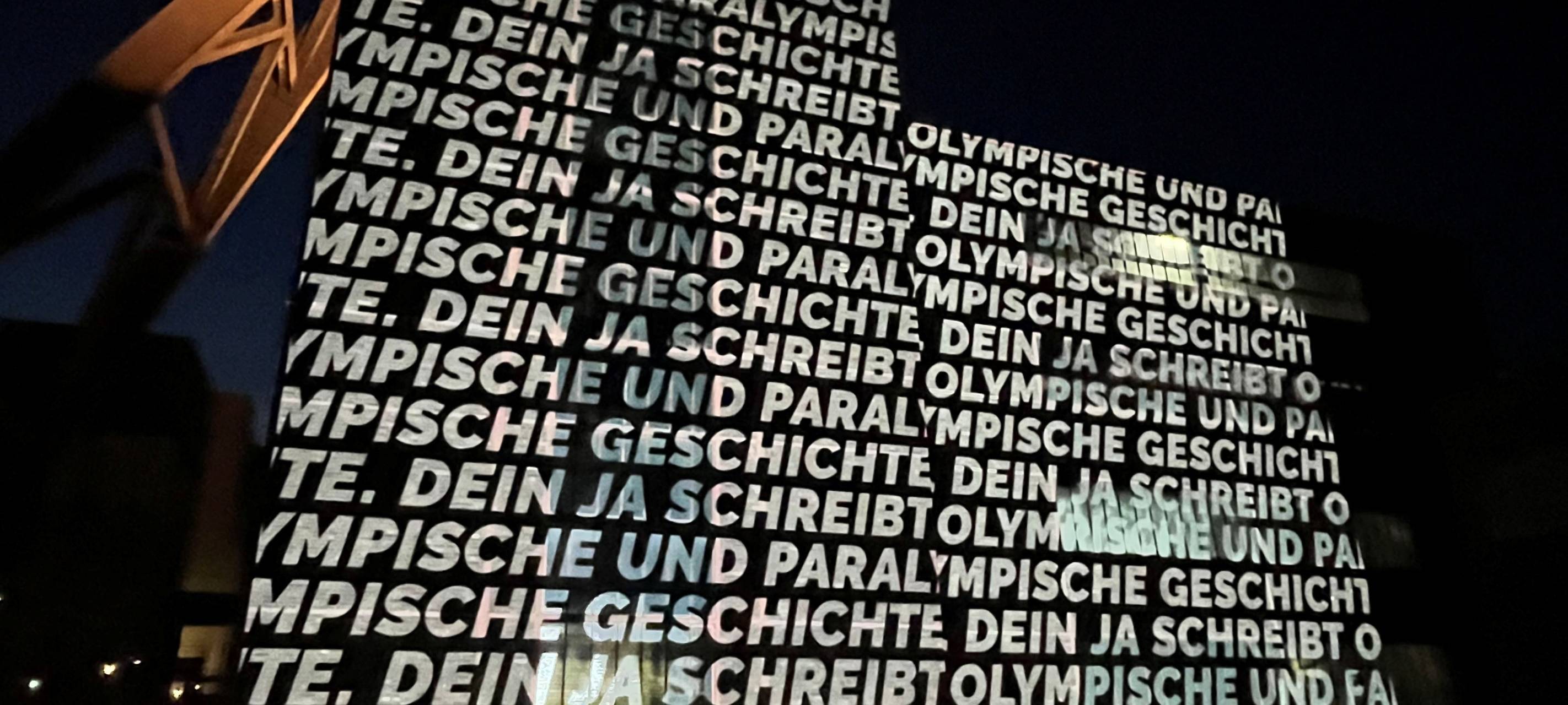 Zollverein in Essen leuchtet für Olympische Spiele