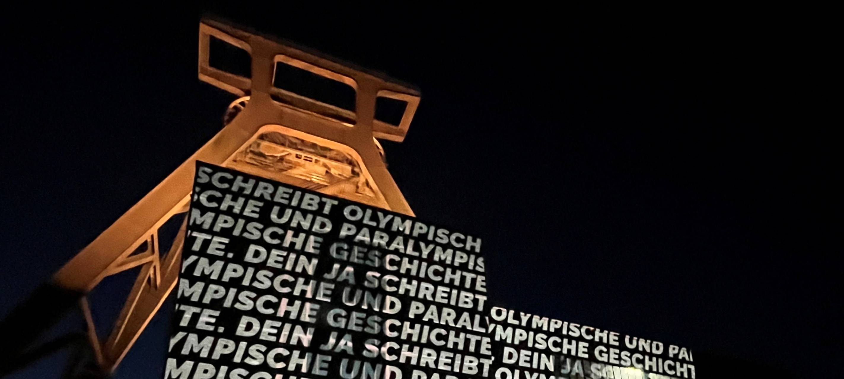 Zollverein und Uniklinik in Essen setzen Zeichen für Kinderrechte - blaue Gebäude