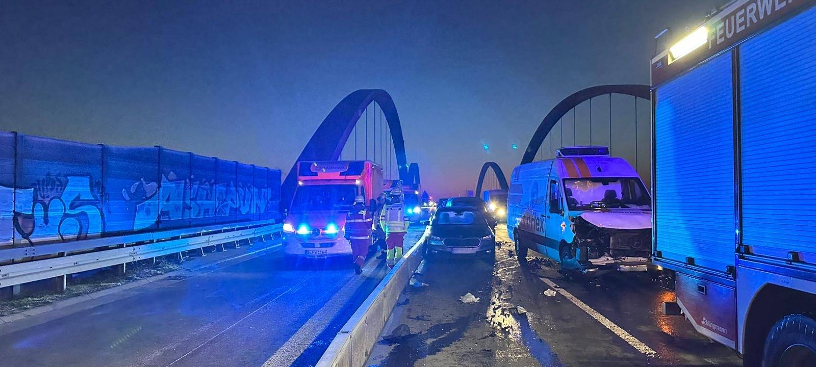 Massenkarambolage in Essen - Feuerwehr im Großeinsatz