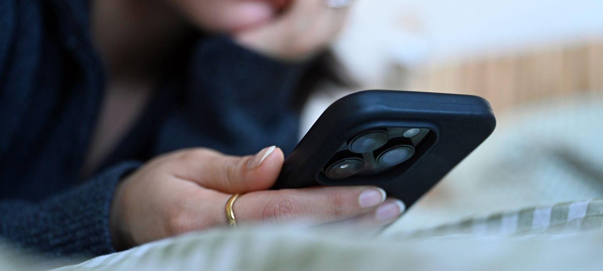 Junge Frau mit Smartphone