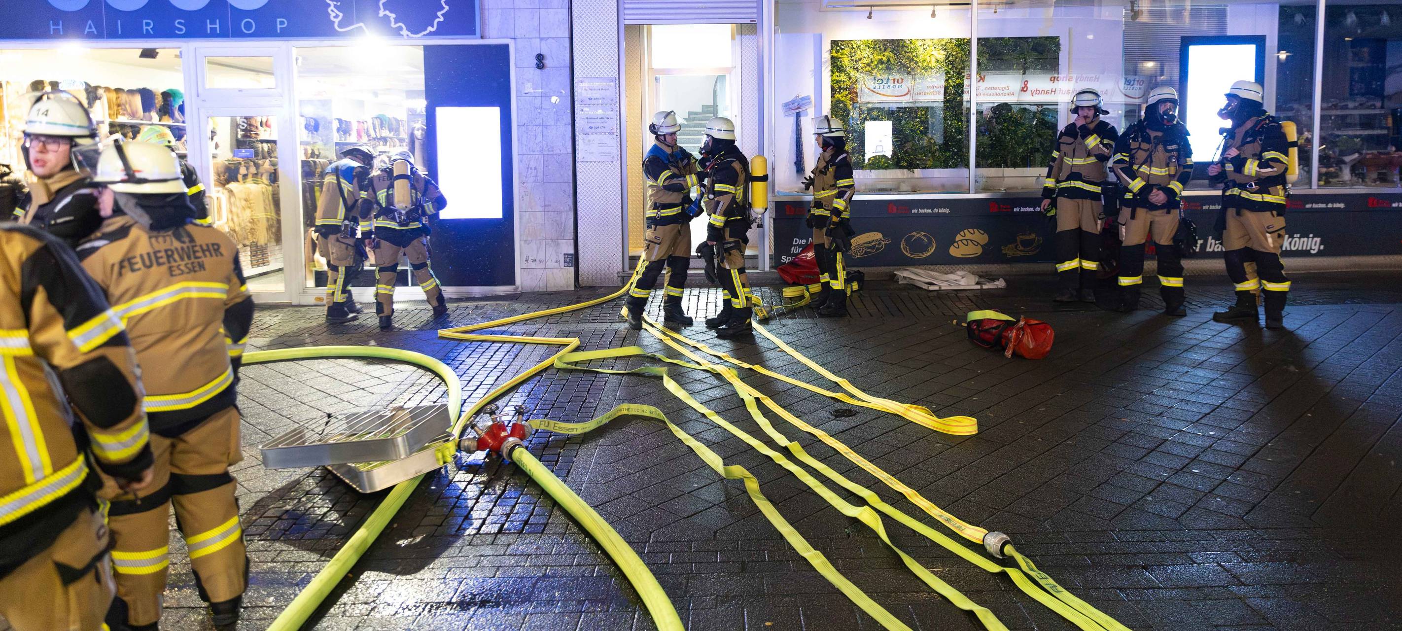 Dicker Qualm kommt aus Geschäft in Essen