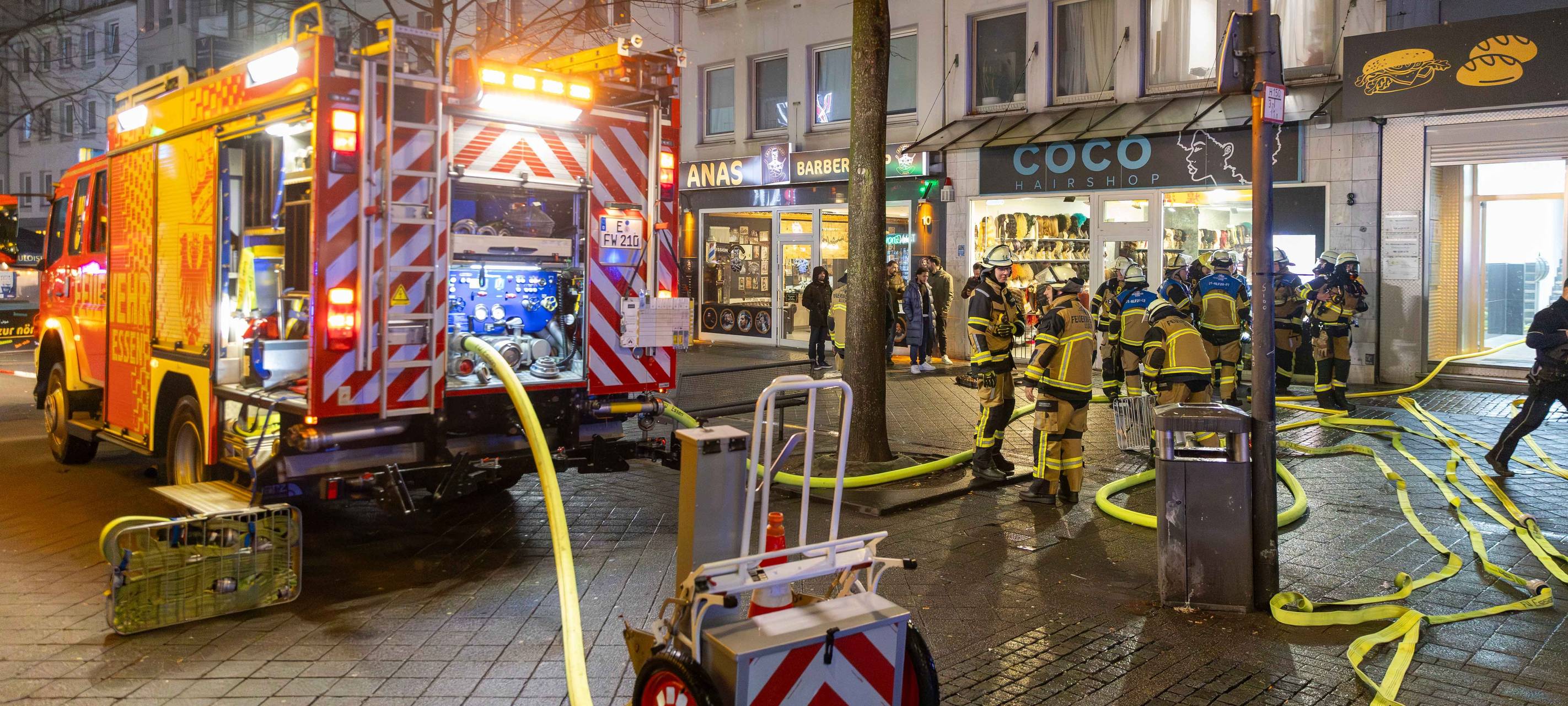 Dicker Qualm kommt aus Geschäft in Essen