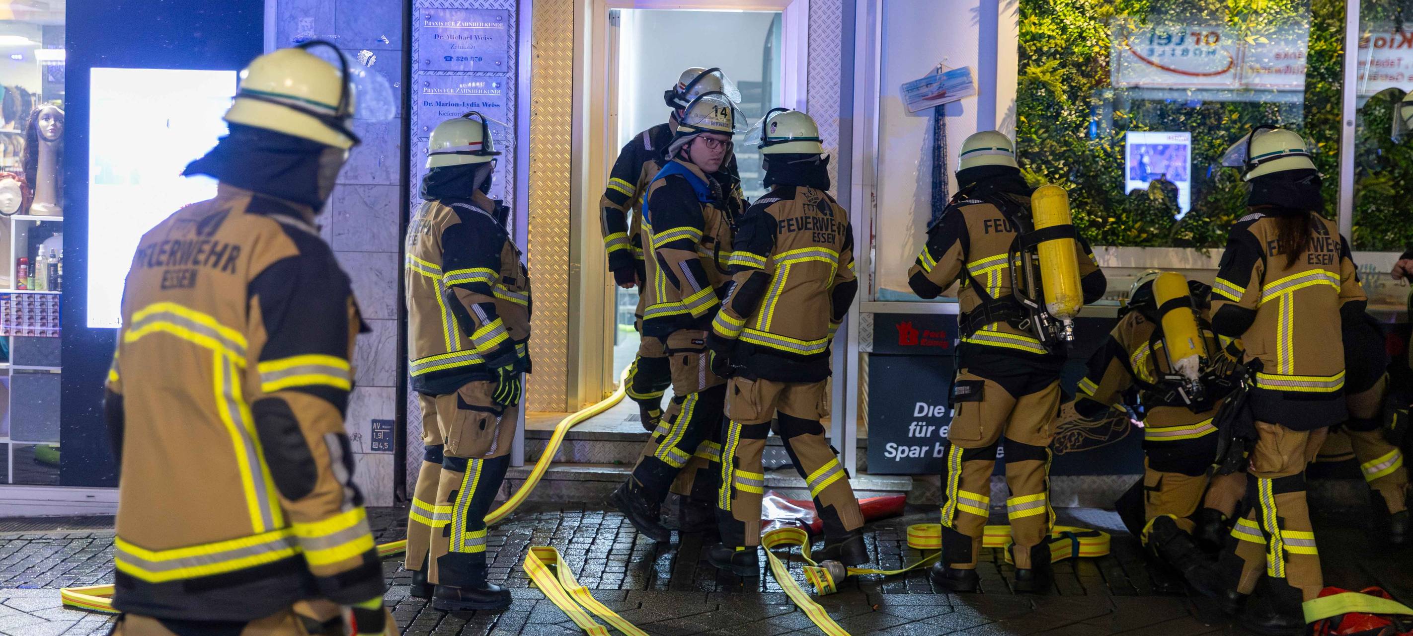 Dicker Qualm kommt aus Geschäft in Essen