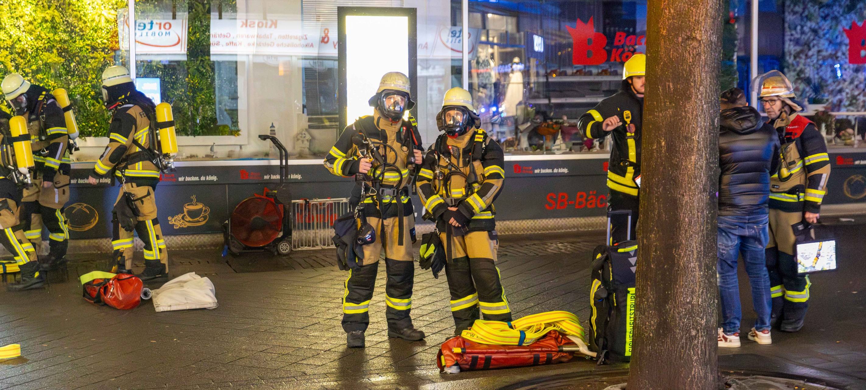 Dicker Qualm kommt aus Geschäft in Essen