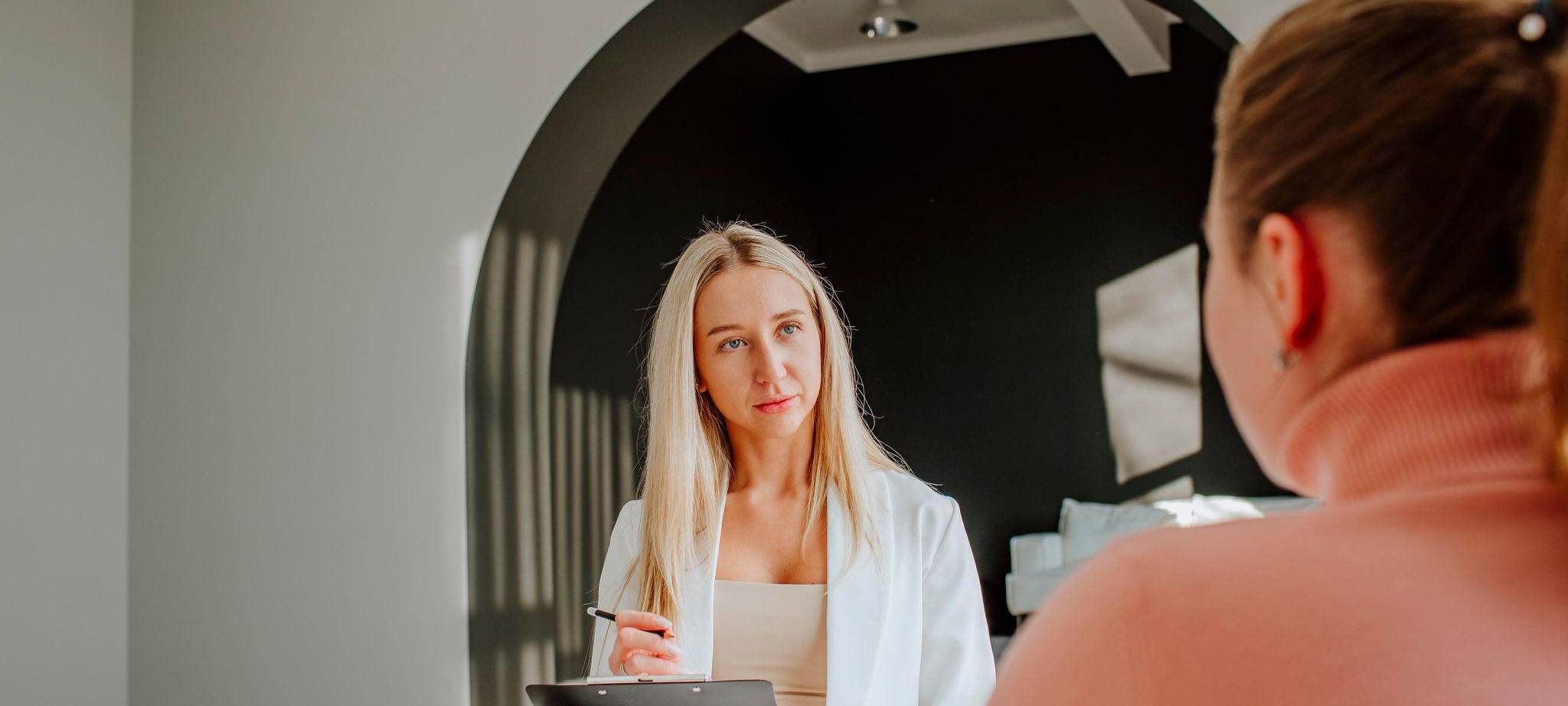 Psychologe spricht mit einer Patientin in einer Klinik