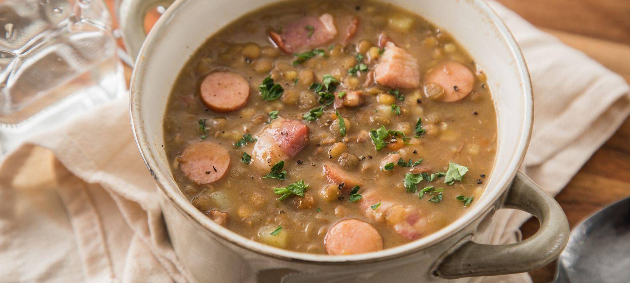 Klassische Linsensuppe mit Würstchen
