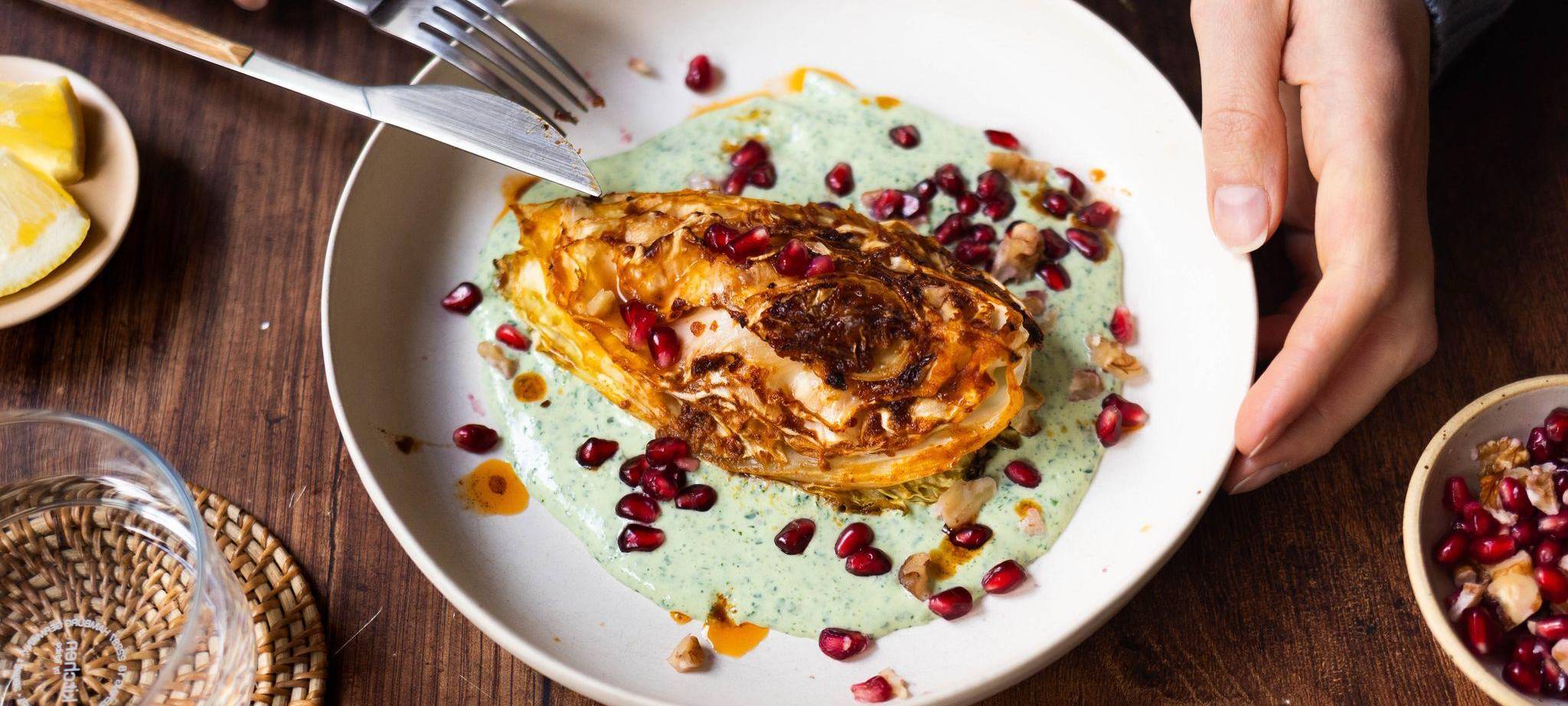 Gebackener Spitzkohl auf Kräuterjoghurt