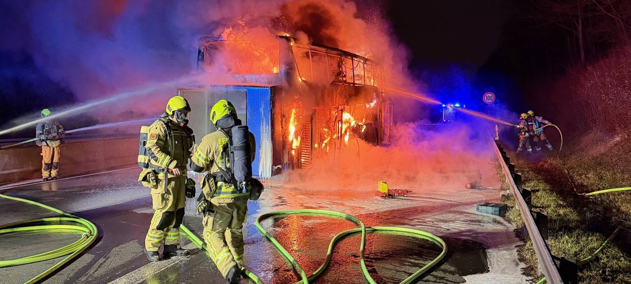 Feuerwehr bekämpft Brand