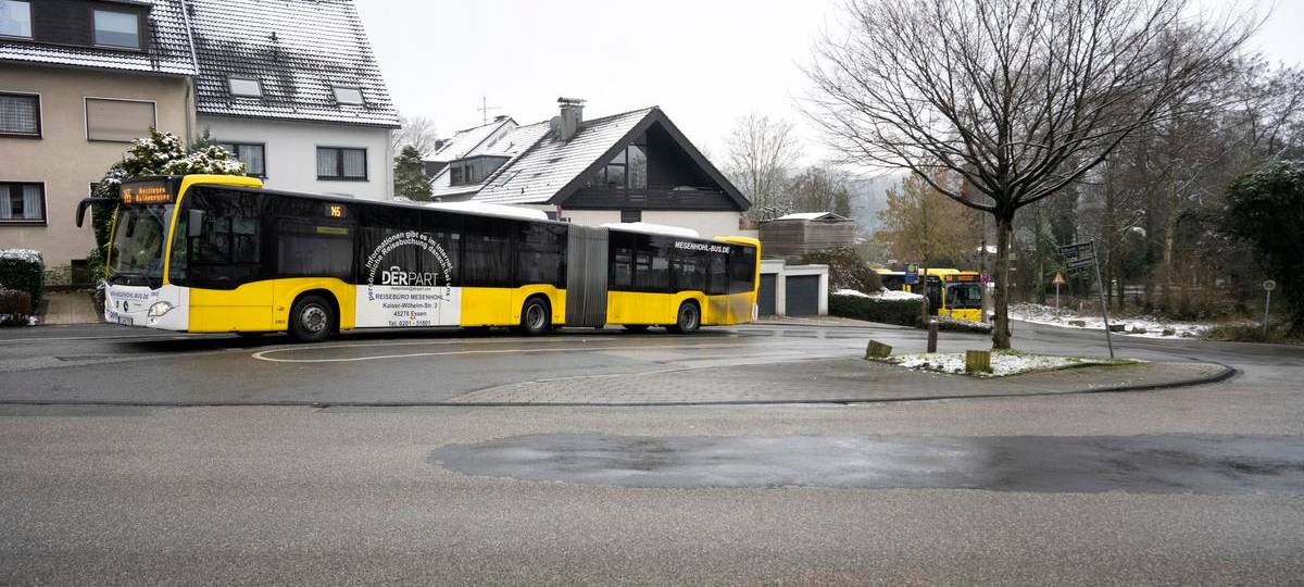 Modernere Bushaltestelle in Essen am Baldeneysee
