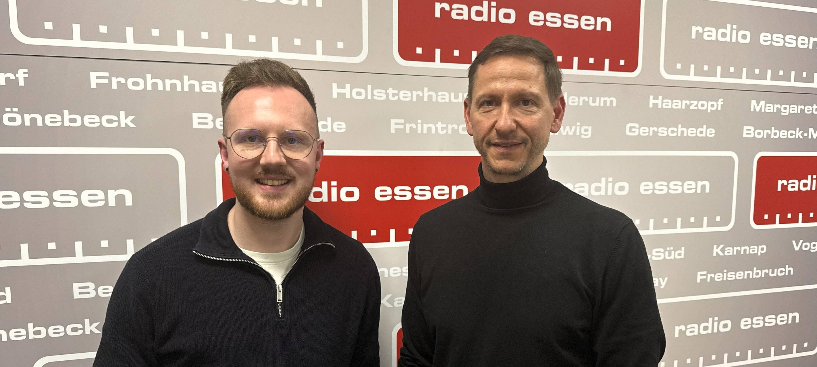 Marc-Nicolai Pfeifer mit Podcast-Host Mario Arlt (links).