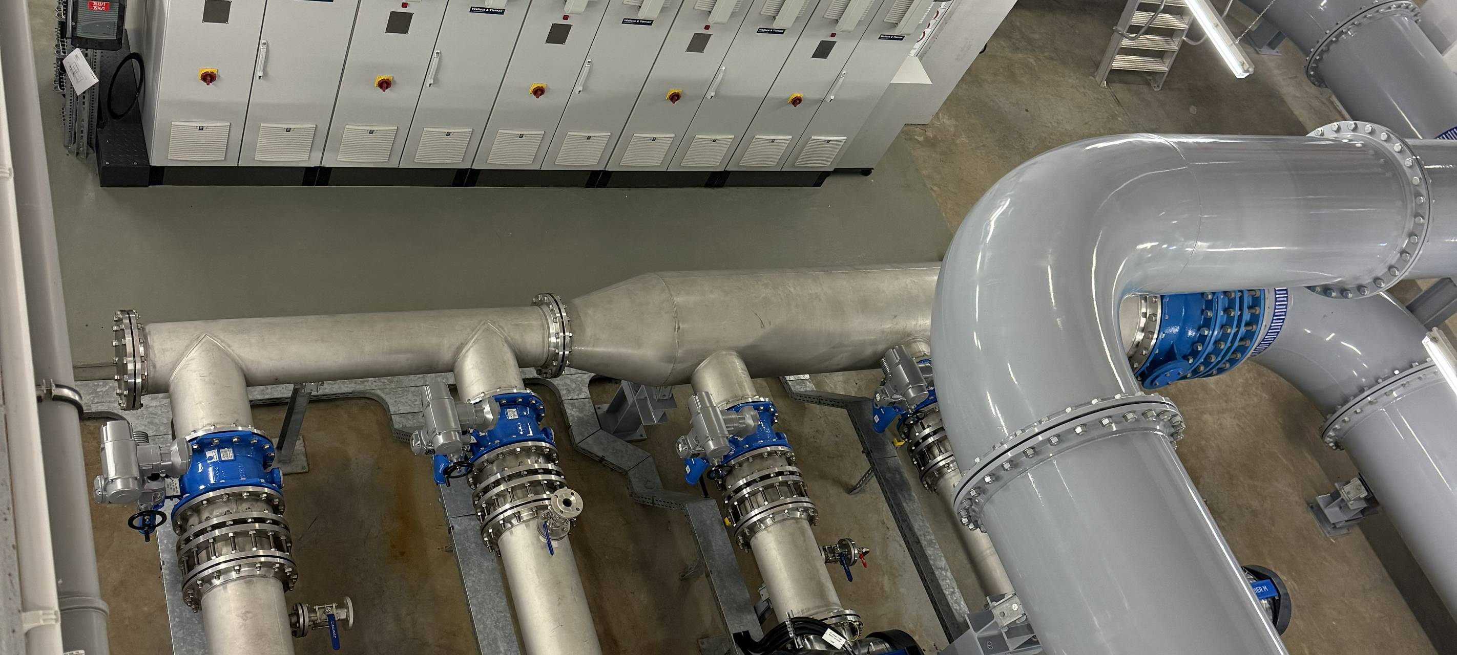 Große Wasserpumpen befördern das Wasser nach oben.