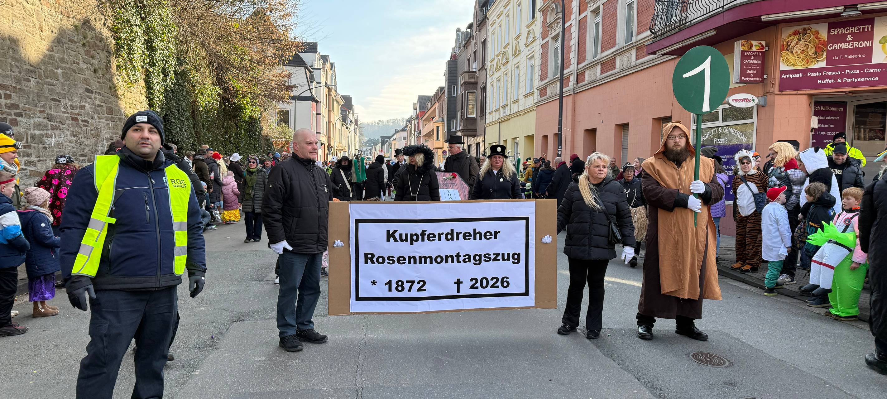 "Alles wie immer": Karnevalsumzug in Essen auch sonntags ein Erfolg