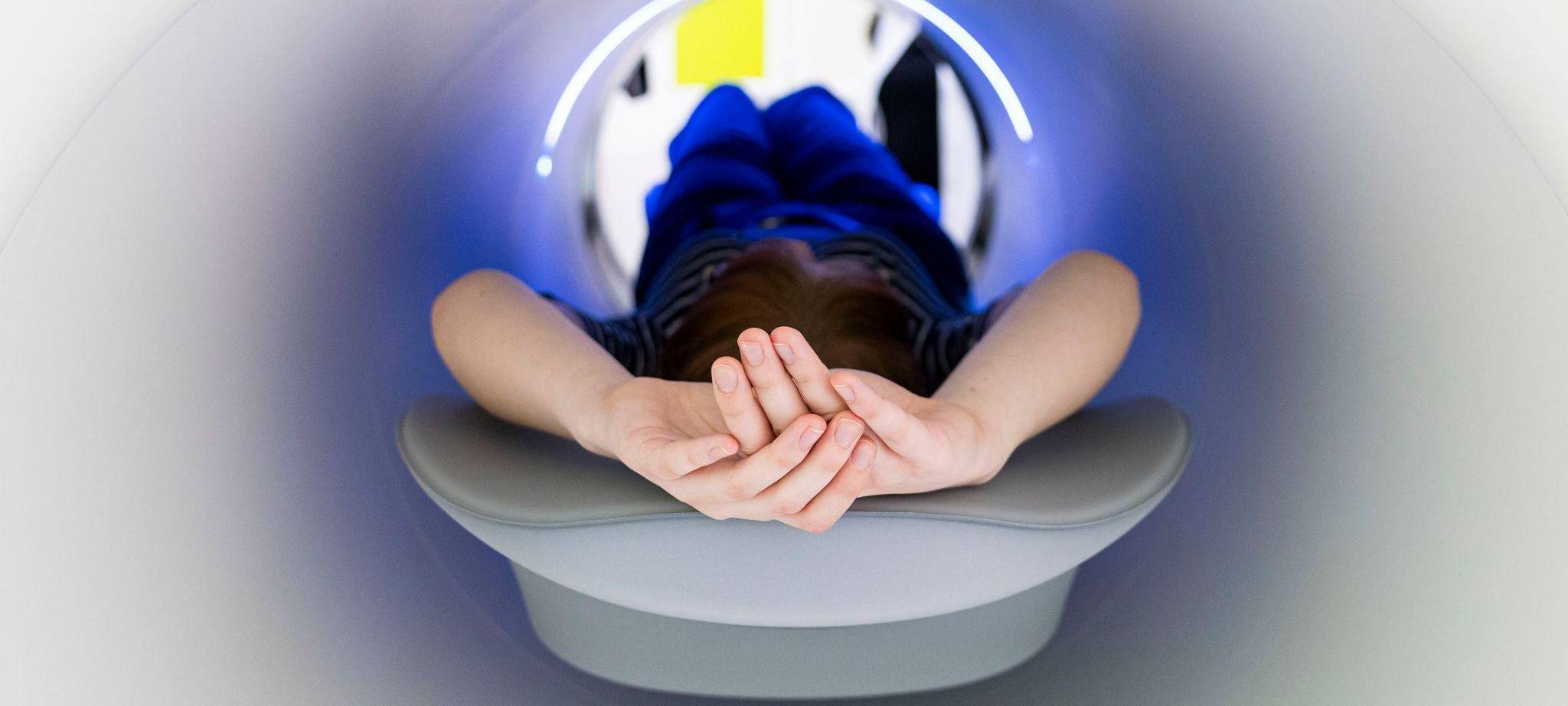 Frau liegt in einem Total-Body-PET/CT-System