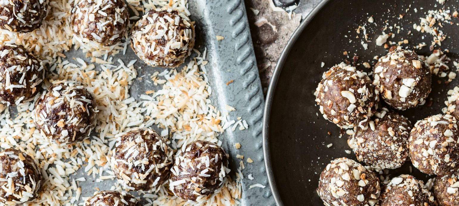 Dattel-Kokos-Bällchen (l) und Dattel-Nuss-Bällchen