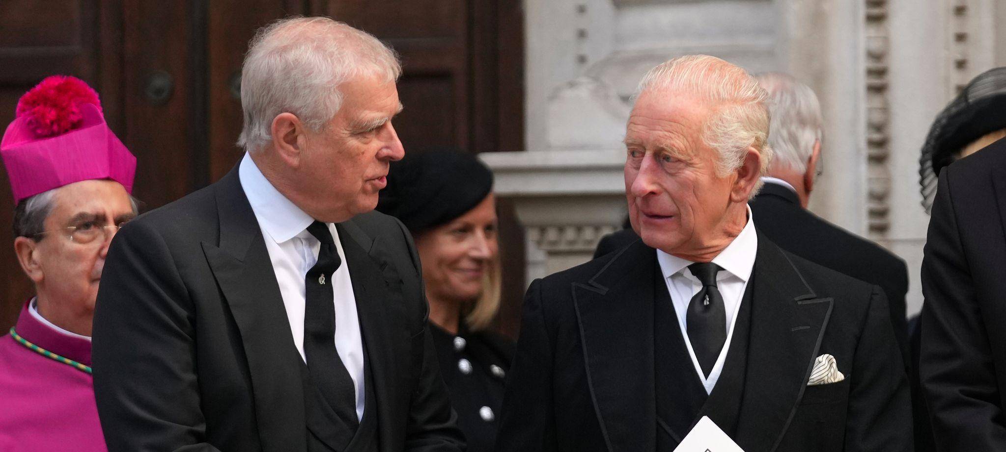 Andrew (l) und der britische König Charles III.