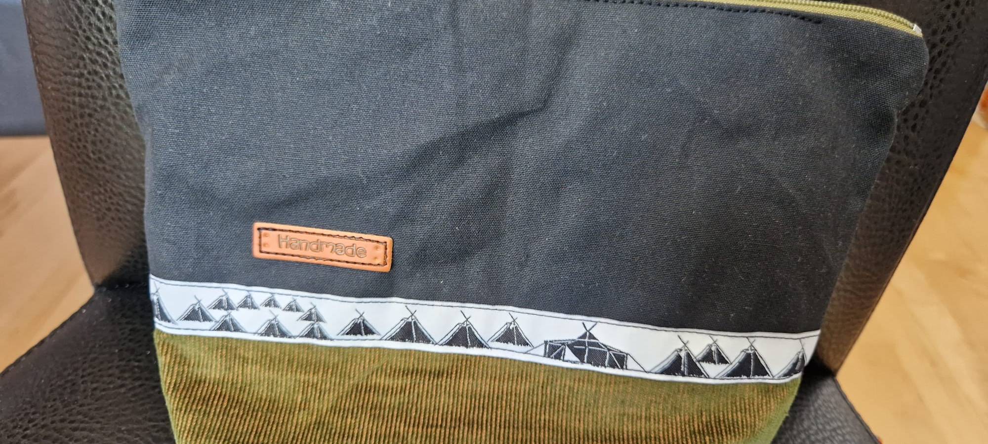 Bunte Regenbogenhalstücher in Essen für den guten Zweck