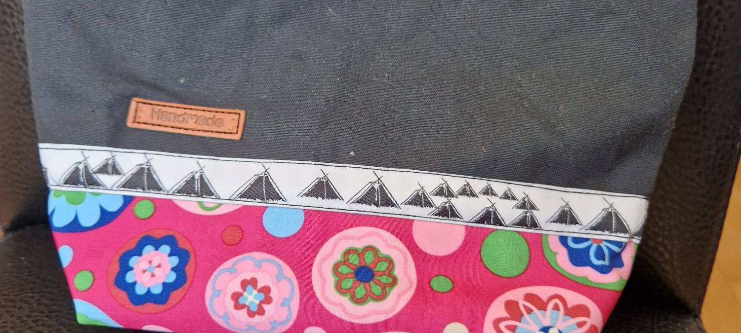 Bunte Regenbogenhalstücher in Essen für den guten Zweck