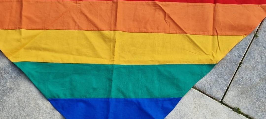 Bunte Regenbogenhalstücher in Essen für den guten Zweck