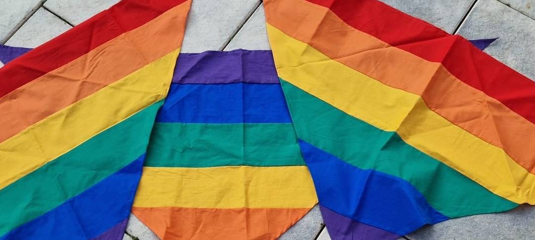 Bunte Regenbogenhalstücher in Essen für den guten Zweck