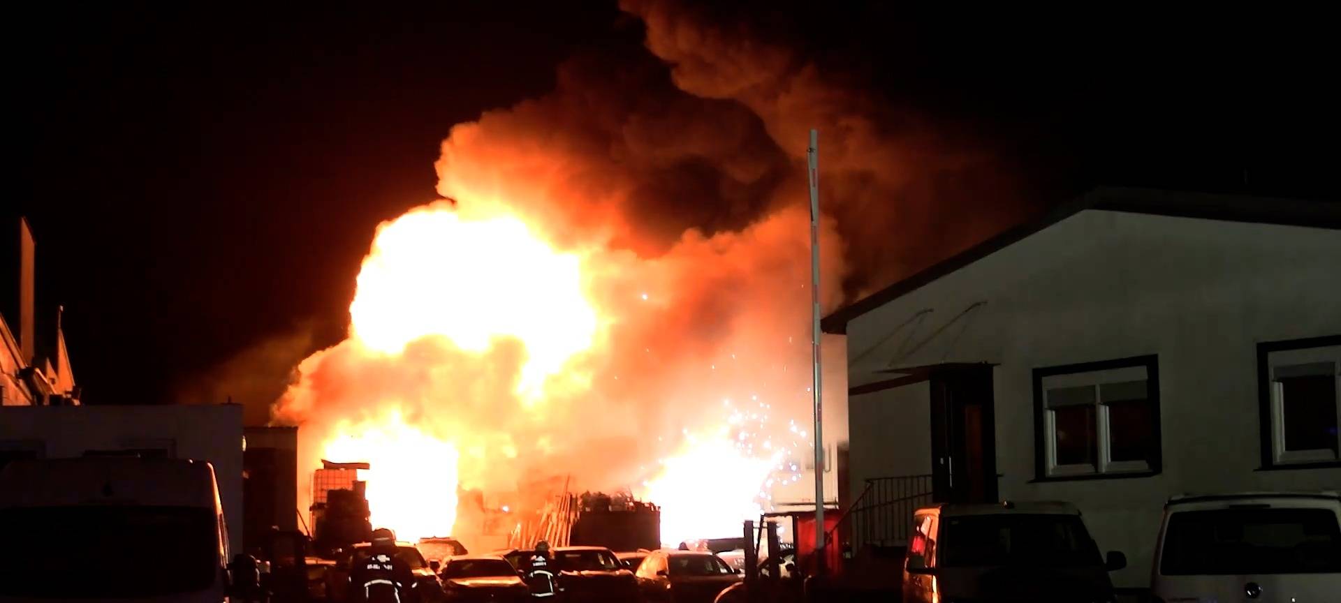 Dicke Rauchwolke über Essen - Autohandel in Flammen