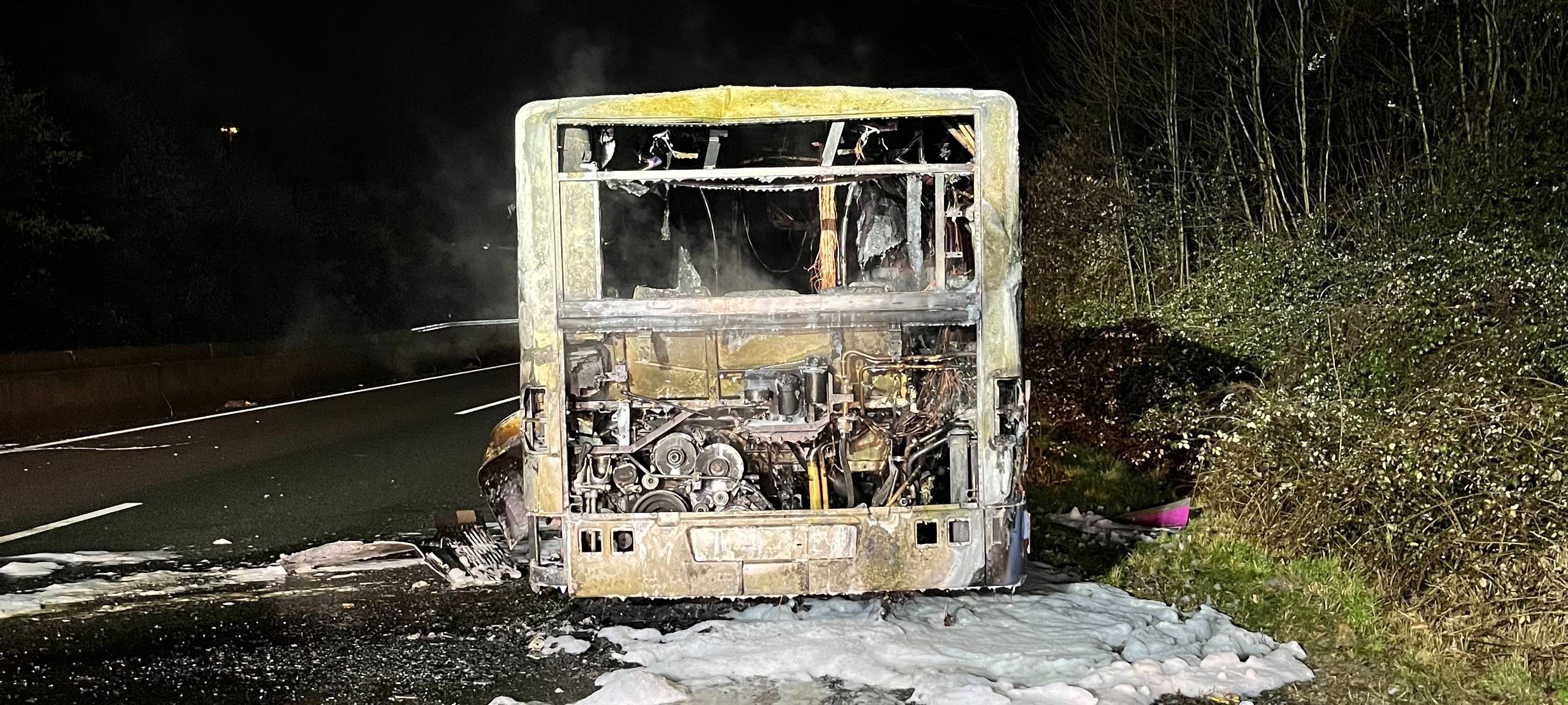 Der ausgebrannte Bus auf der A52.