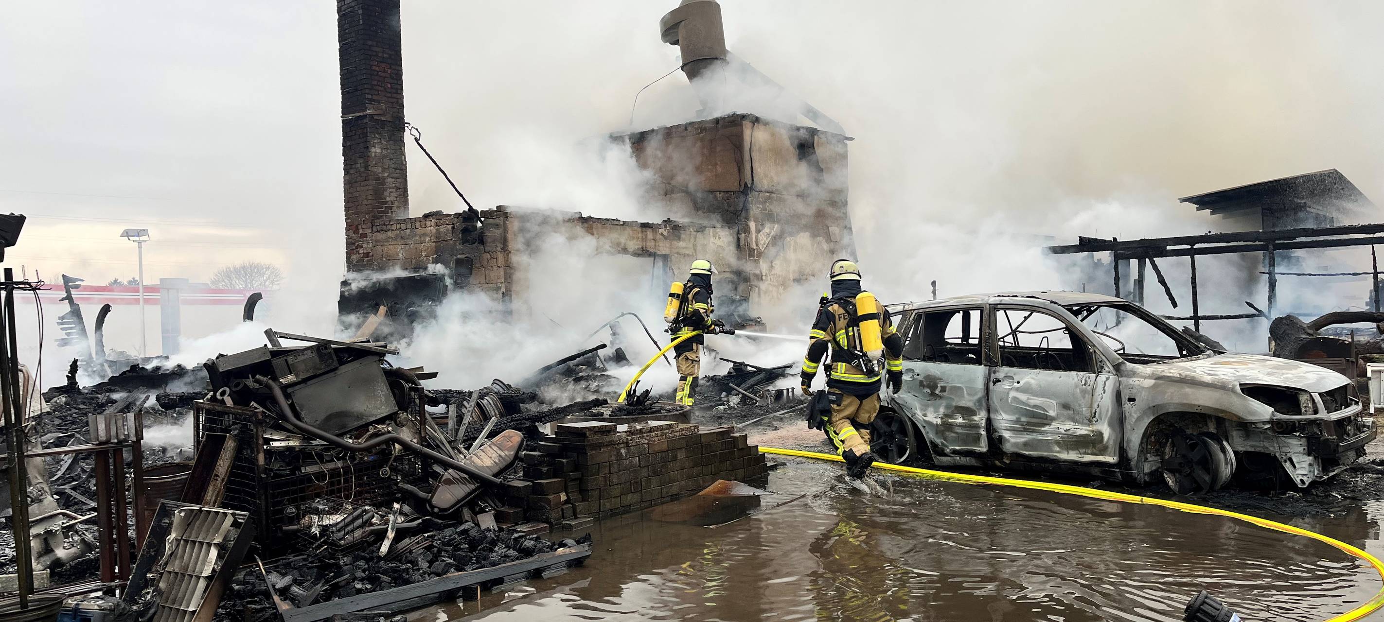 Rauchwolke über Essen: Großbrand bei Holzbetrieb