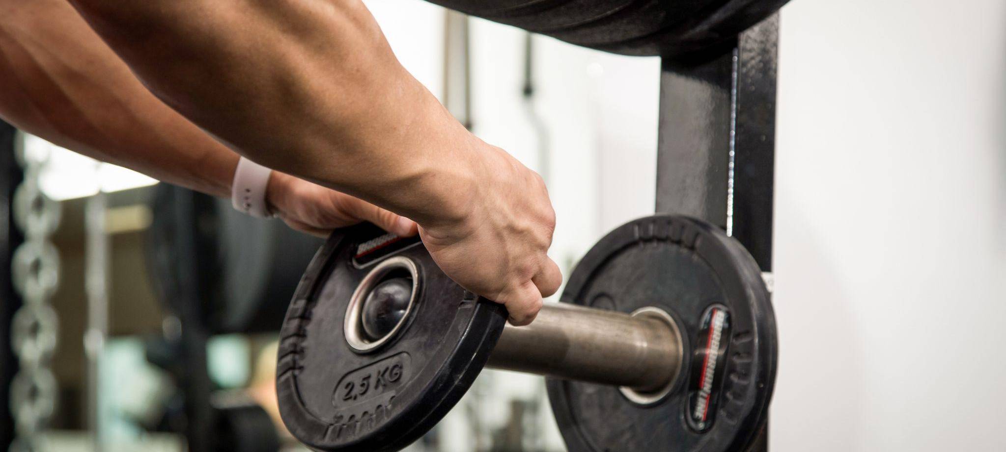 Ein Mann trainiert im Fitness-Studio