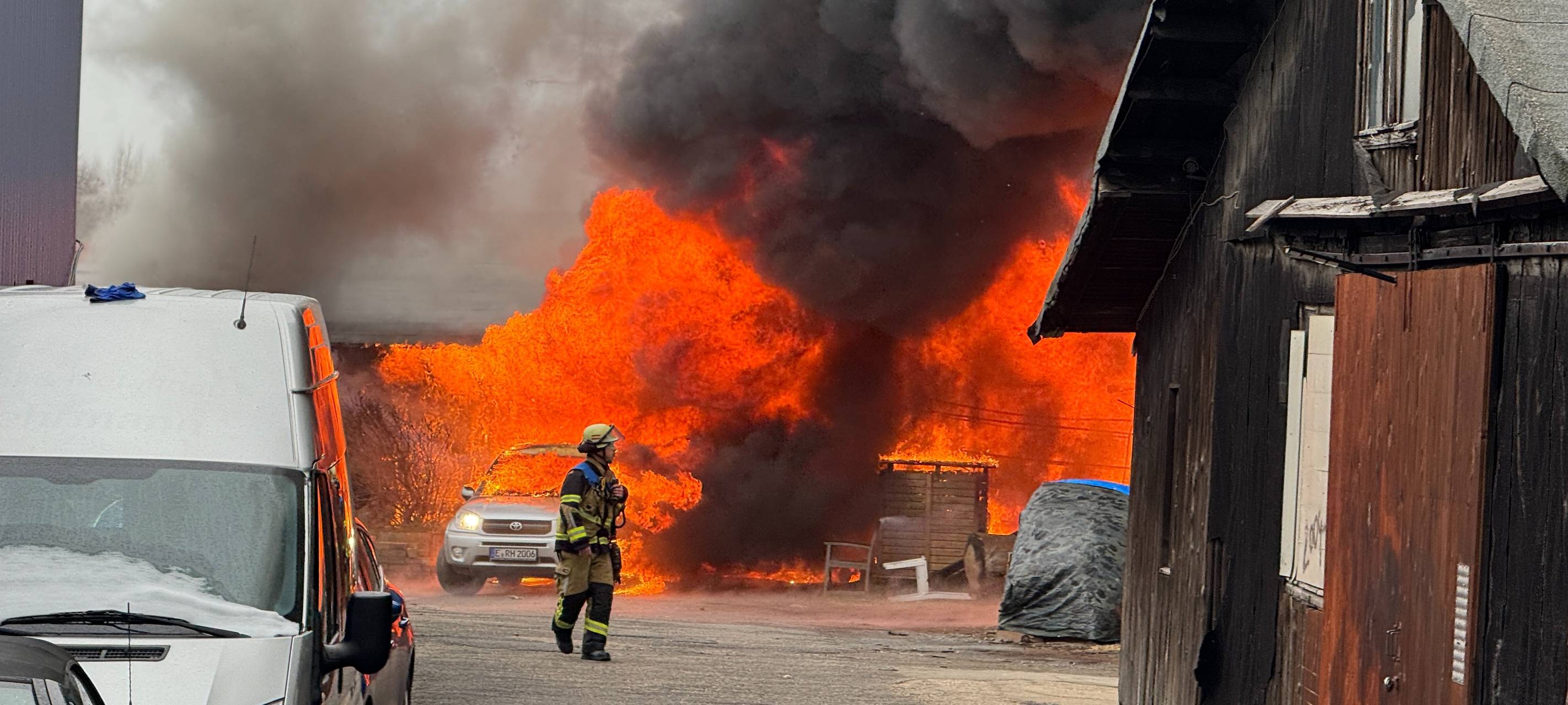 Rauchwolke über Essen: Großbrand bei Holzbetrieb