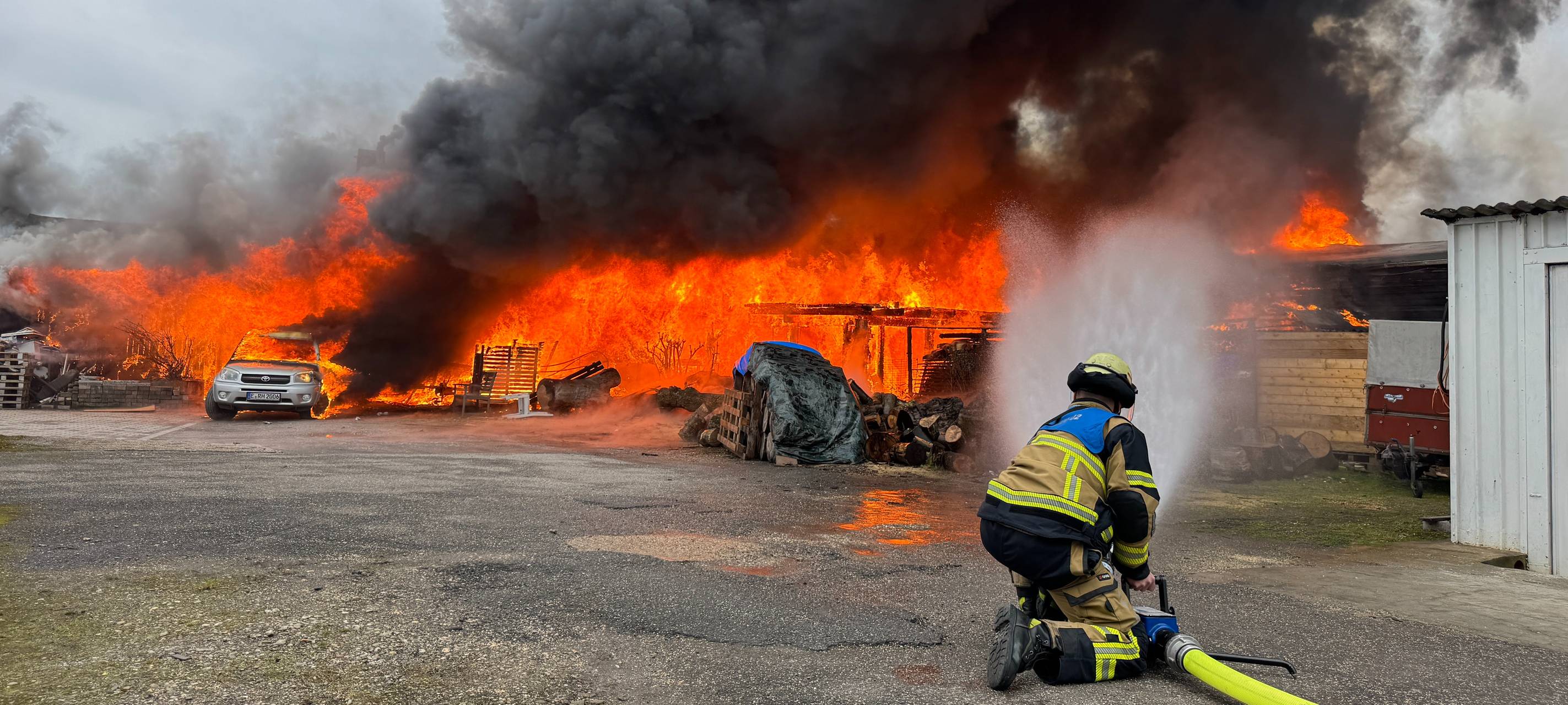 Rauchwolke über Essen: Großbrand bei Holzbetrieb