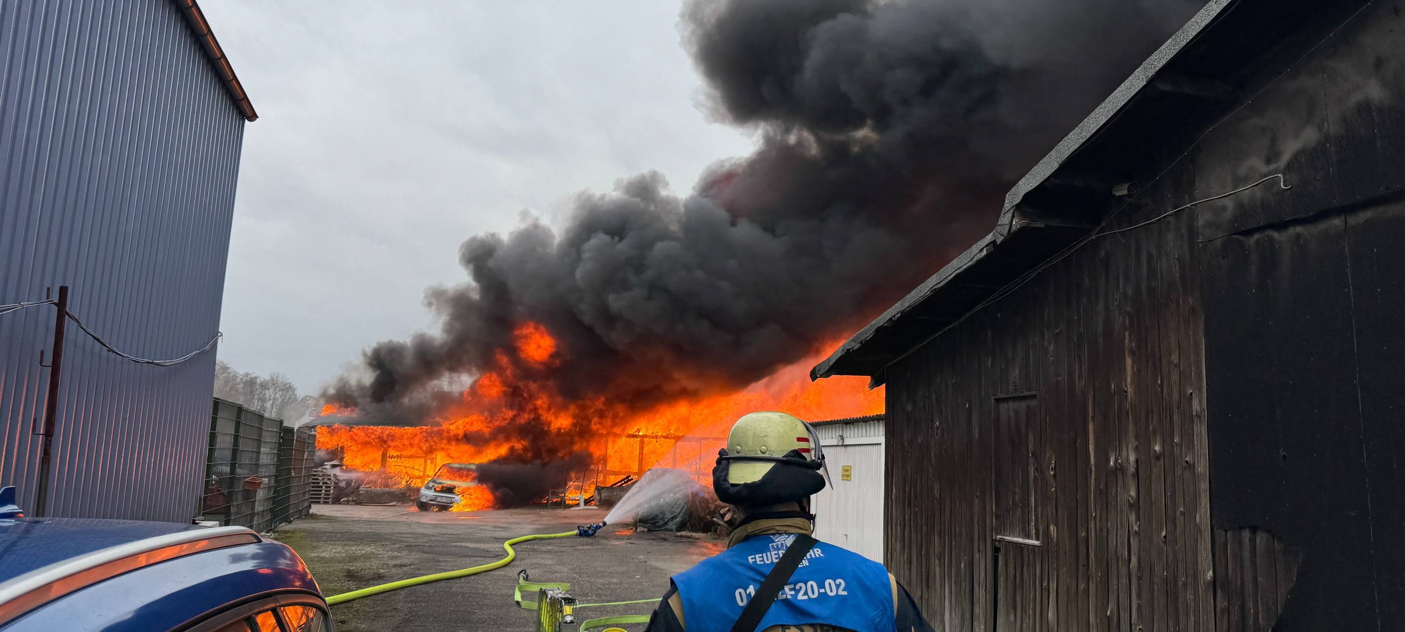 Rauchwolke über Essen: Großbrand bei Holzbetrieb