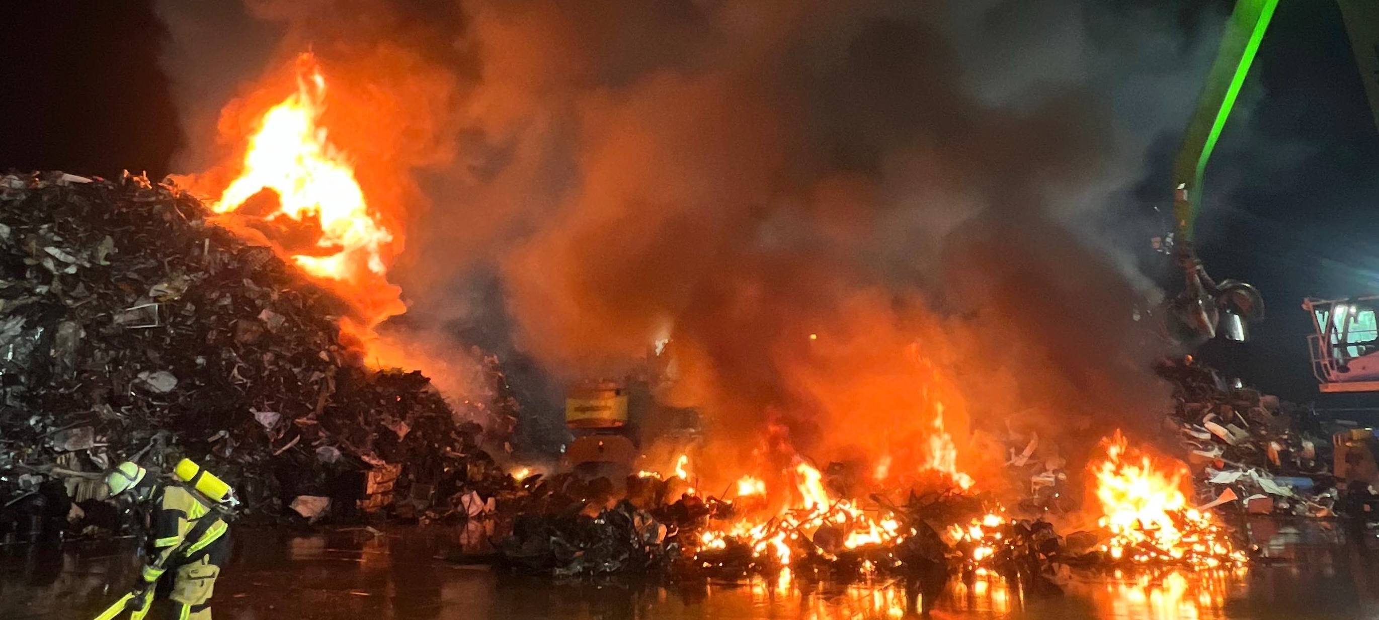 Brand auf Schrottplatz in Essen - Feuerwehr im Einsatz