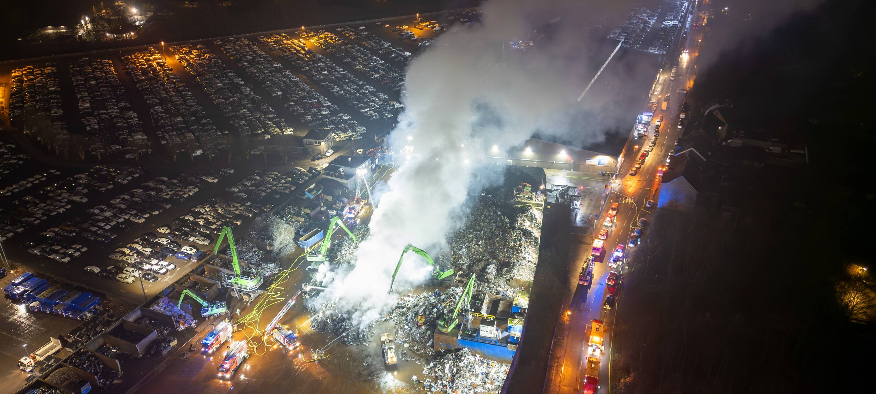 Brand auf Schrottplatz in Essen - Feuerwehr im Einsatz
