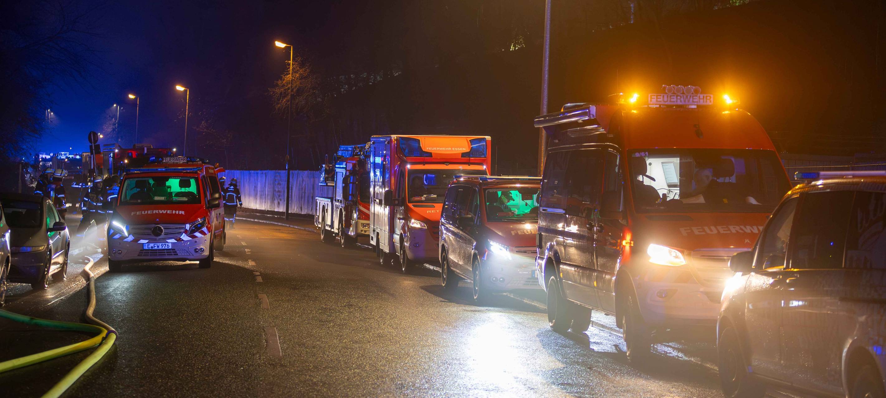 Brand auf Schrottplatz in Essen - Feuerwehr im Einsatz