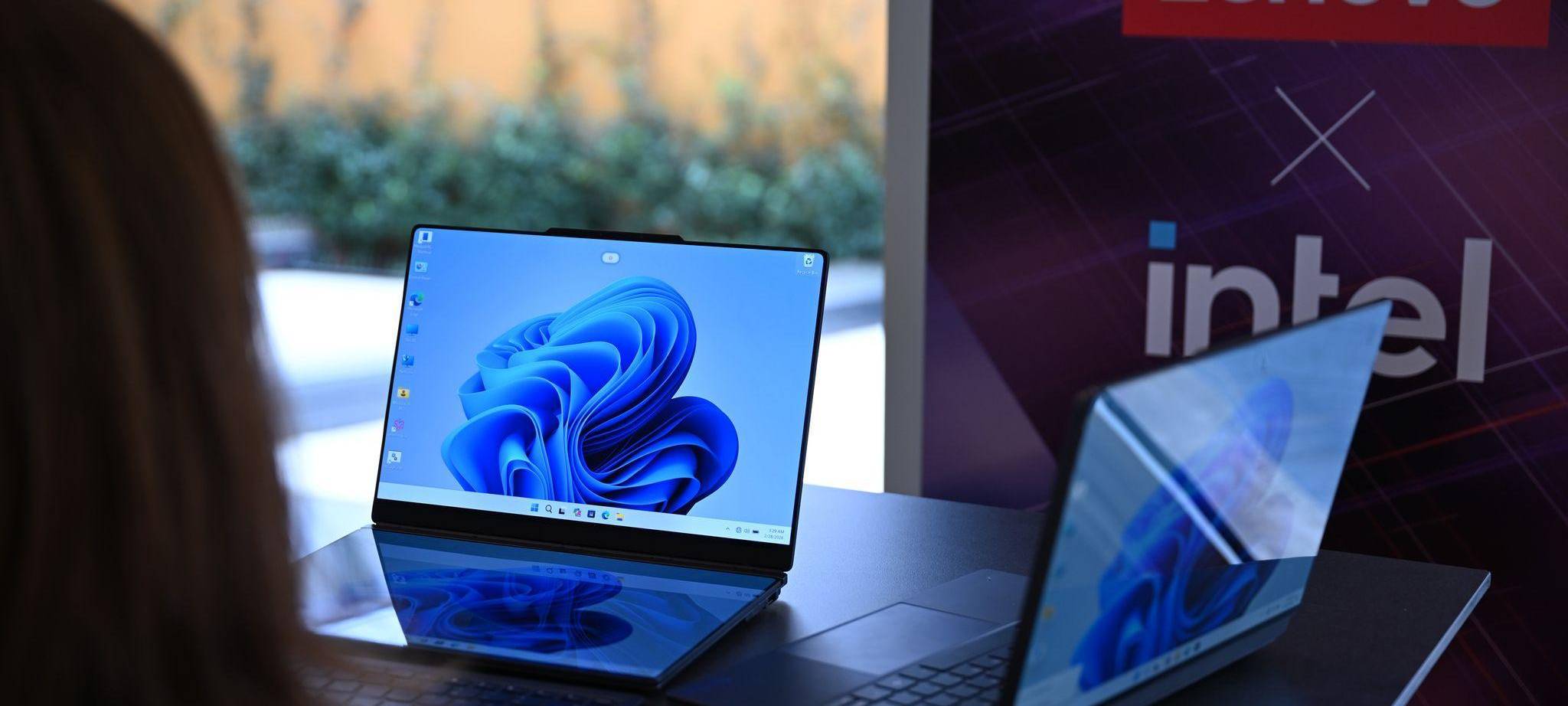 Lenovo-Laptops mit zwei Bildschirmen