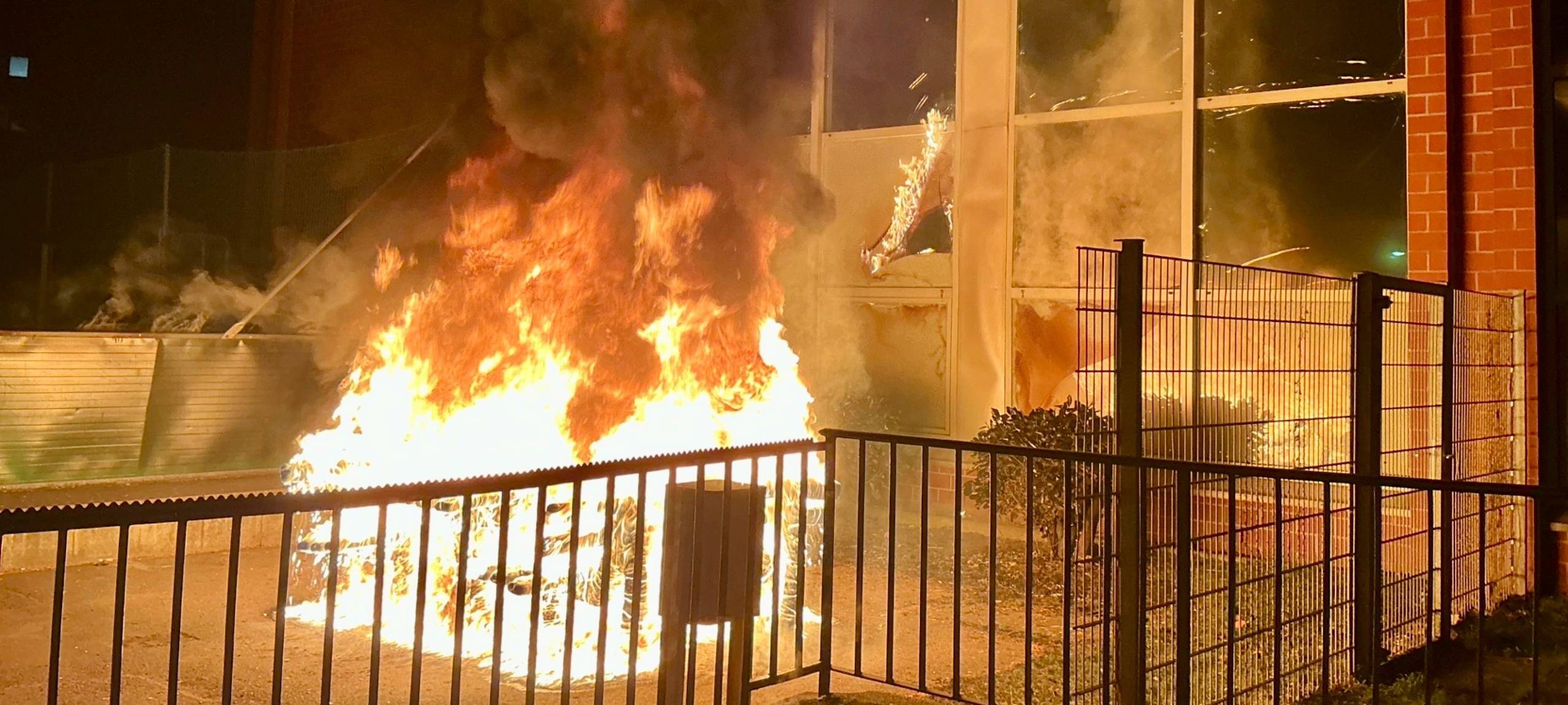 Feuer vor Sporthalle in Essen