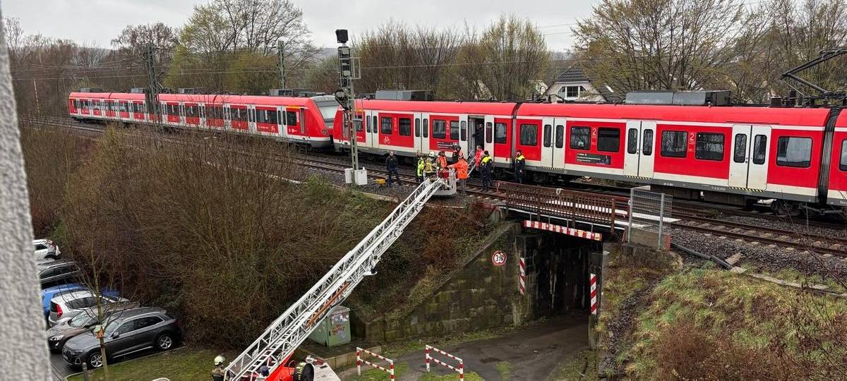 S6 in Essen gestrandet - Feuerwehr evakuiert Zuggäste